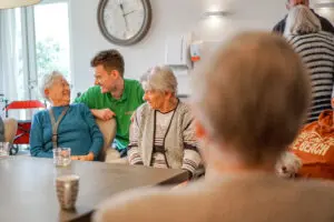 Kleinschalig wonen met dementie in Apeldoorn? Dagelijks Leven biedt gespecialiseerde zorg in Het Staatsliedenhuis, Het Socrateshuis en Het Zuiderparkhuis.