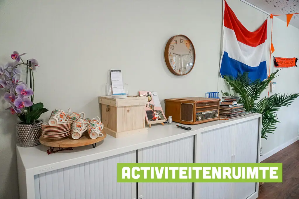 Mooie servies set en een oude platenspeler in de activiteitenruimte van Het Meidoornhuis