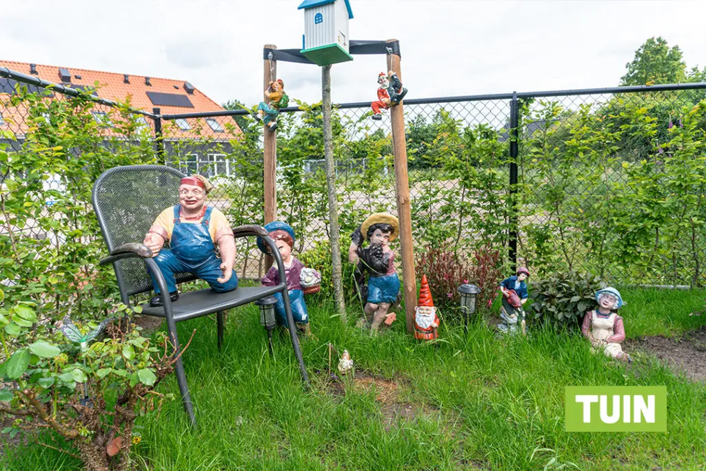 Beeldjes in de tuin van Het Nuenhemhuis