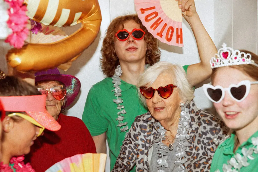 Medewerkers van Dagelijks Leven vieren een feestje in de lift voor de campagne "Lekker met de meiden" samen met twee bewoners met dementie. De medewerkers zijn verpleegkundige, verzorgende ig of helpende