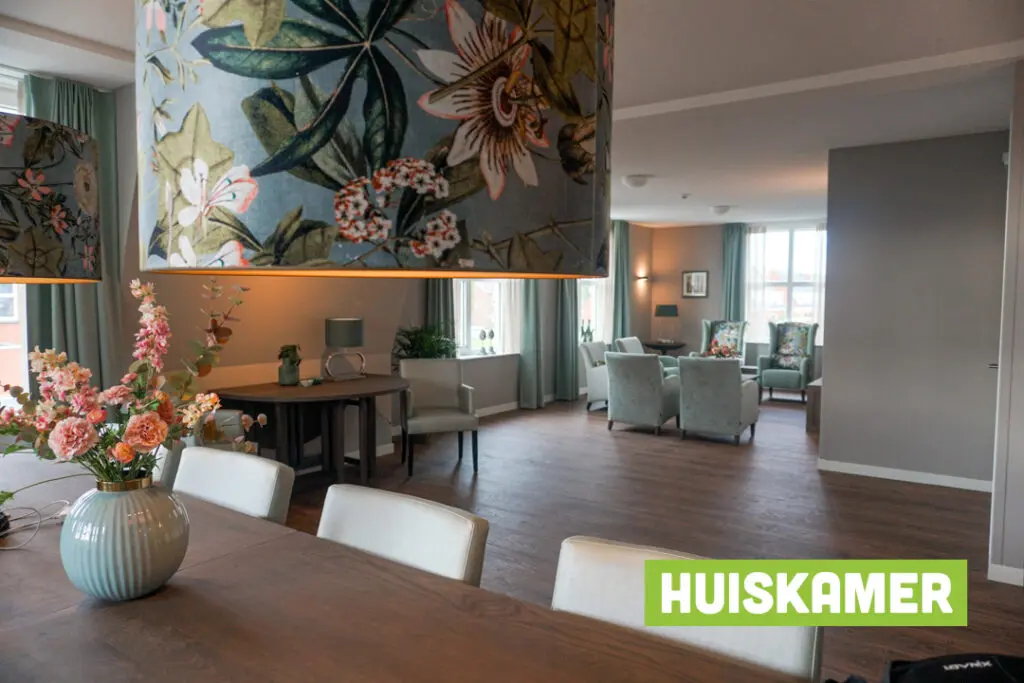 Sfeerimpressie van de huiskamer en tv hoek van Het Rijssenbeek voor mensen met dementie