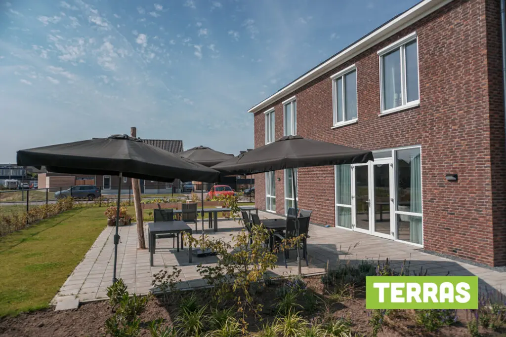 Terras in de tuin van Het Elderomhuis in Boxmeer