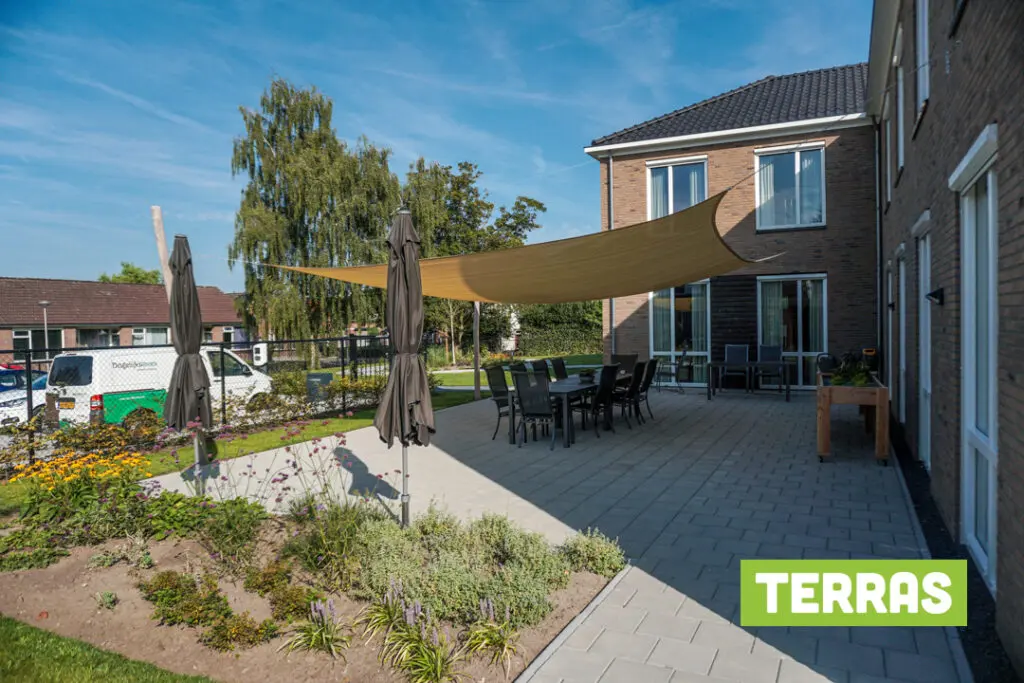 Terras in de tuin van Het Berkelhuis in Eibergen