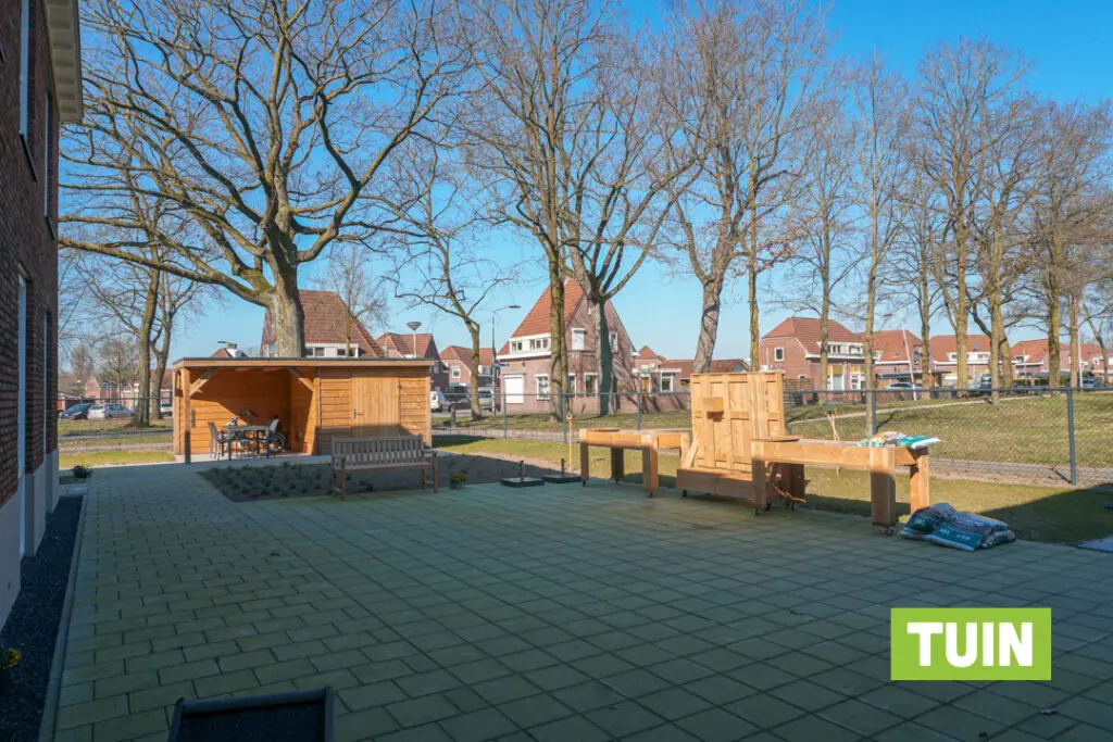 De tuin met schuurtje en moestuinbakken in Doetinchem voor mensen met dementie