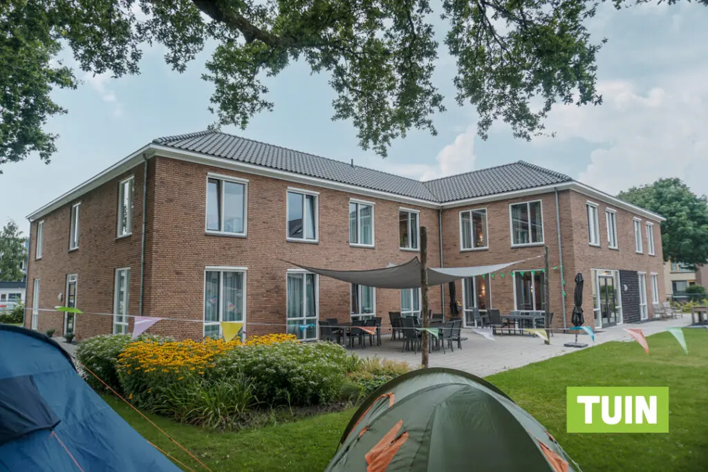 De tuin van Het Korhoenhuis met twee tentjes waar gelogeerd mag worden in de zomer