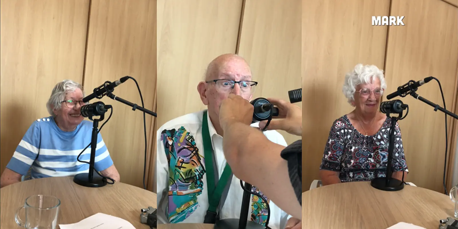 Bewoners met dementie spreken de radioreclame in voor Dagelijks Leven waar je kunt wonen met een AOW. Foto bij een nieuwsbericht over Dagelijks Leven op de radio.