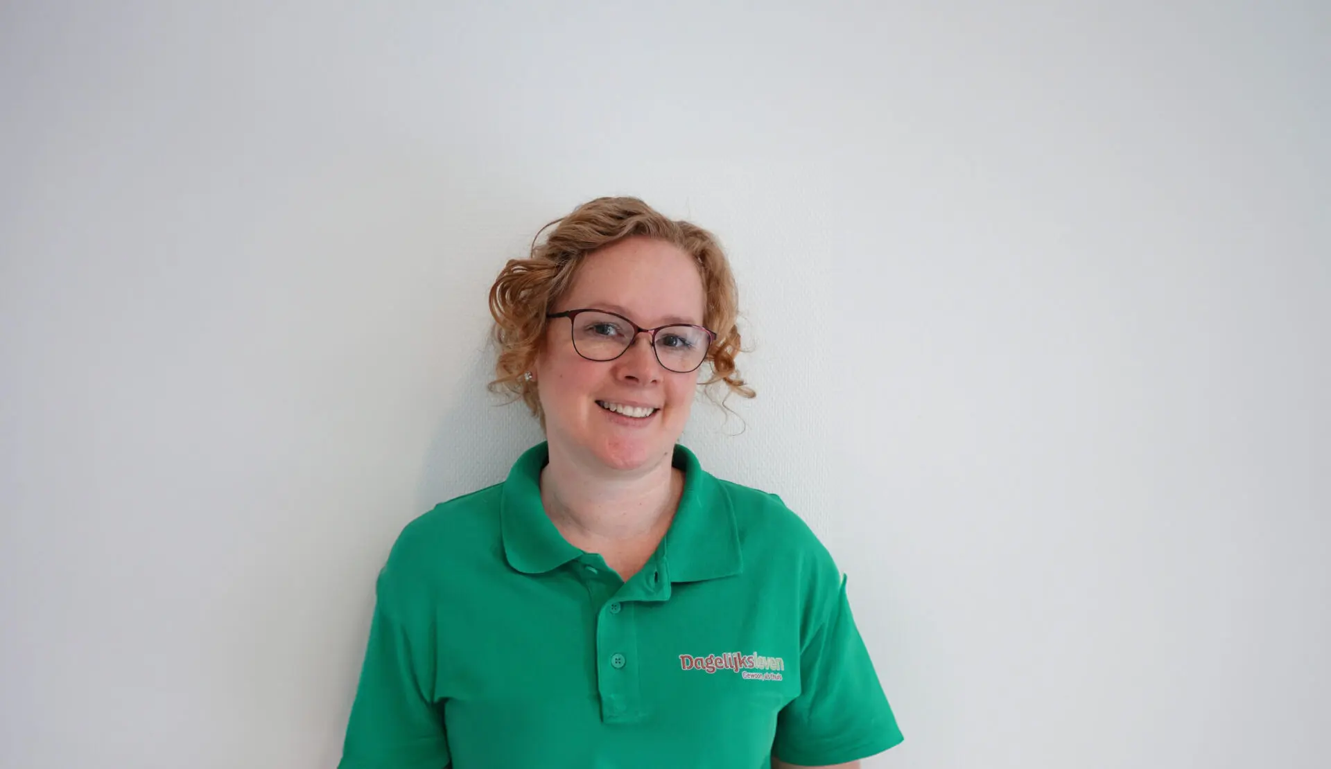 Francisca is gastvrouw en huishoudelijk medewerker bij Het Emmerdennenhuis, onze kleinschalige woonzorglocatie voor mensen met dementie in Emmen. Maar ze kan ook dichten! Ze droeg een gedicht voor op de Utrechtse dichtersdag. Portretfoto.