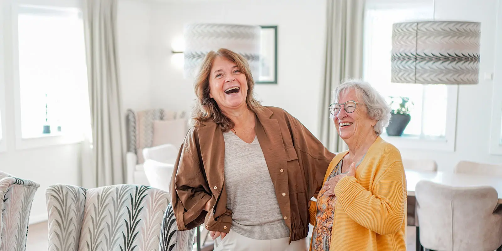 Dochter samen met moeder, die in Het Ringbaanhuis woont, onze kleinschalige woonzorglocatie voor mensen met dementie in Tilburg.