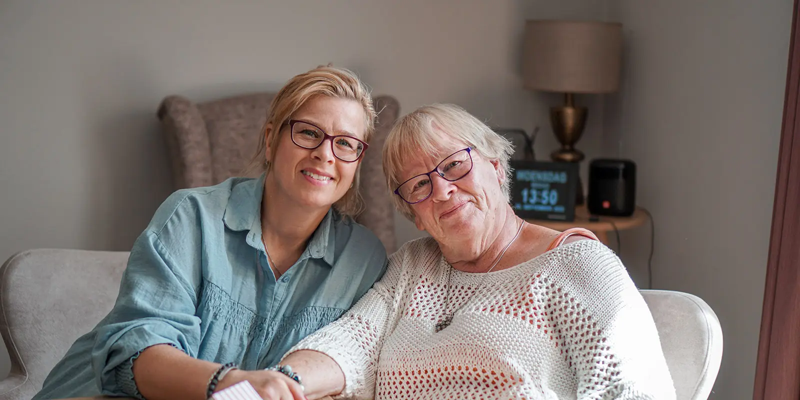 Foto van dochter met moeder, die vanwege de ziekte van Alzheimer woont in Het Stappegoorhuis, onze kleinschalige woonzorglocatie in Tilburg.