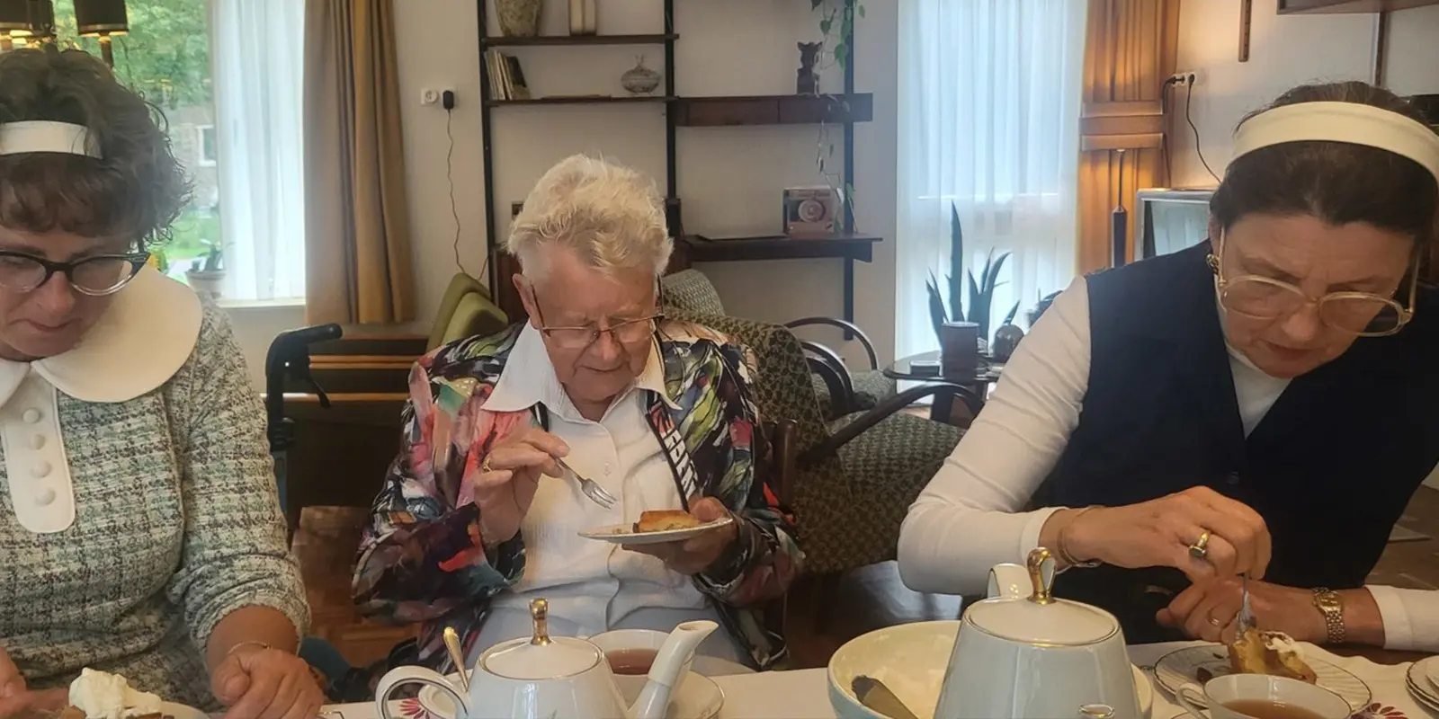 Opnames van het televisieprogramma Zin in Morgen. Bewoners van HEt Schuytgraafhuis bezoeken het Huis van Herinneringen in Het Openluchtmuseum in Arnhem, speciaal ingericht voor mensen met dementie.