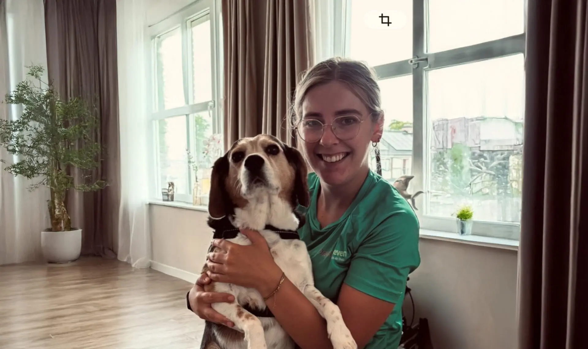 Dieren en dementie: het is bijzonder hoeveel troost en verbondenheid de hond van deze gvp brengt voor de bewoners van de kleinschalige woonzorglocatie voor mensen met dementie. Op de foto de GVP met haar hondje.
