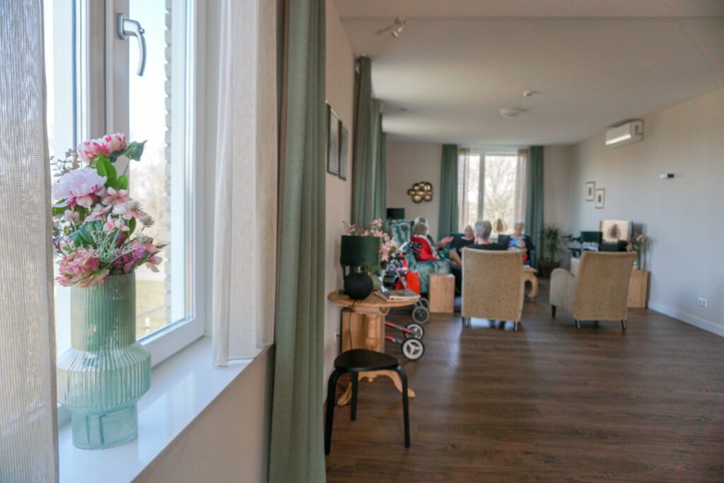 Een foto van de gezellige en knusse inrichting van Het Ravelijnhuis waar mensen met dementie kleinschalig wonen, anders dan in een verzorgingshuis