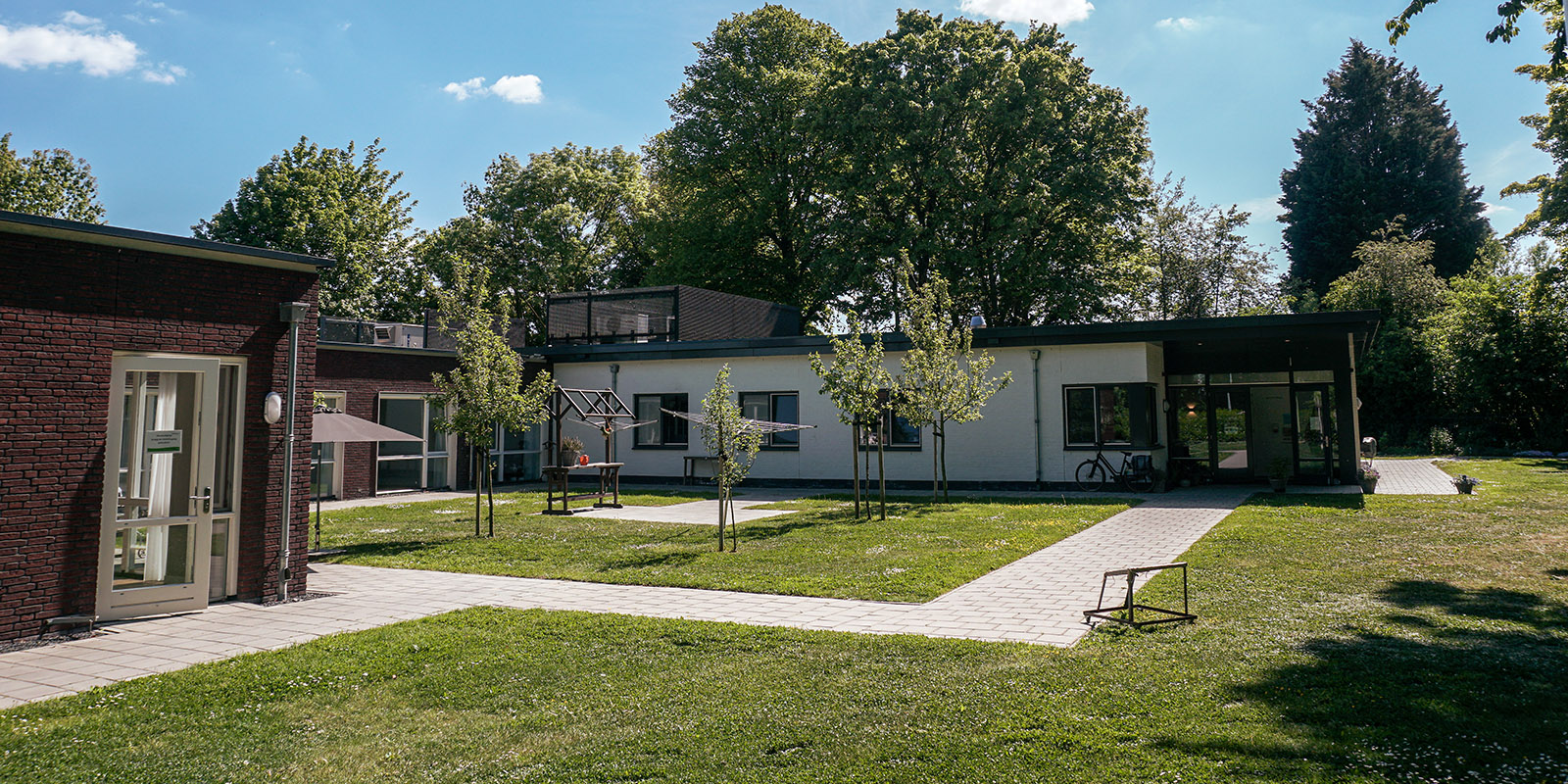 Bewoners wandelen zelfstandig door open poort veilige dementievriendelijke omgeving Het Jasmijnhuis, Jasmijnstraat, Ridderkerk