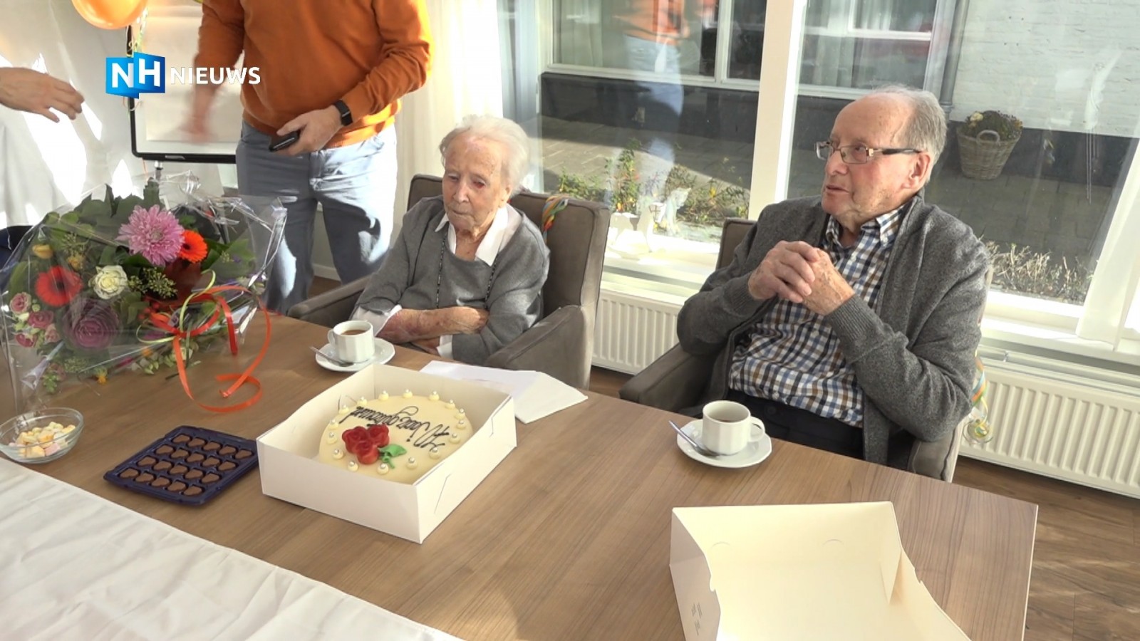 Feest in Het Loggerhuis een echtpaar is 70 jaar getrouwd en krijgt taart