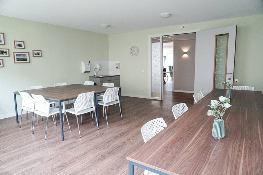 Oudere bewoners samen koffie drinken aan keukentafel kleinschalige woonvorm Het Jasmijnhuis, Jasmijnstraat, Ridderkerk