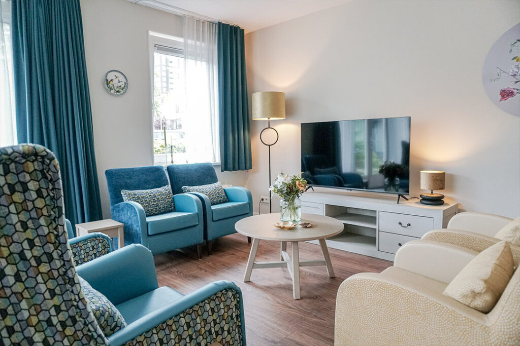 Huiselijke sfeer studio bewoner met dementie eigen meubels Het Jasmijnhuis, Jasmijnstraat, Ridderkerk