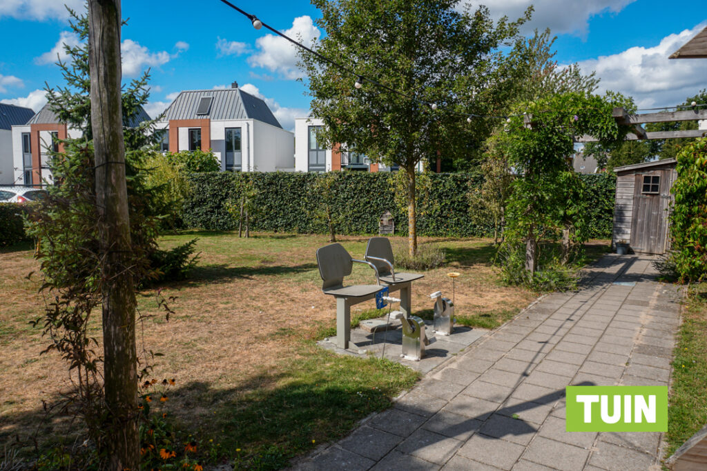 In de tuin van Het Stoofhuis voor mensen met dementie staat een fietsactiviteit