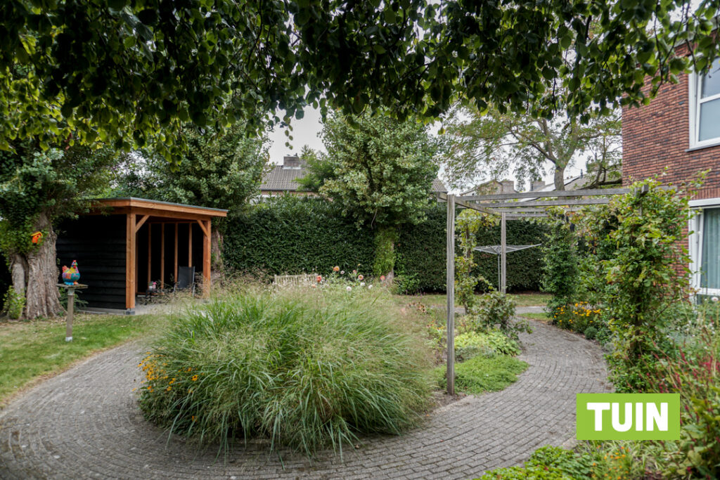 De tuin van Het Beatrixhuis staat mooi in bloei. Kleinschalig wonen voor mensen met dementie