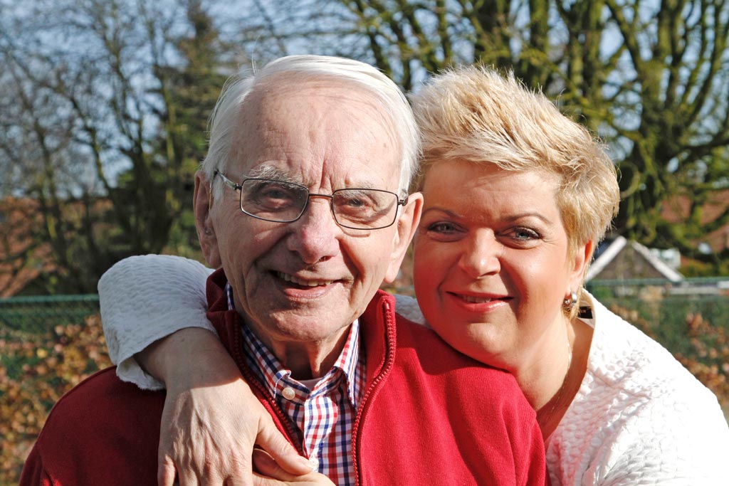 Carmen Willemsen knuffelt haar vader die dementie heeft in de tuin van Het Wilderinkhuis in Hengelo