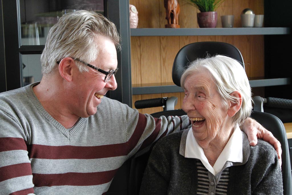 Paul Ververda samen met zijn moeder met dementie die woonde in Het Venenhuis in Deventer
