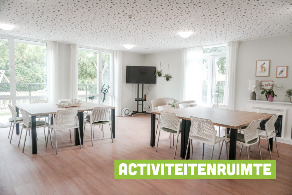 Een foto van de gezellige en knusse inrichting van Het Haavenhuis waar mensen met dementie kleinschalig wonen, anders dan in een verzorgingshuis