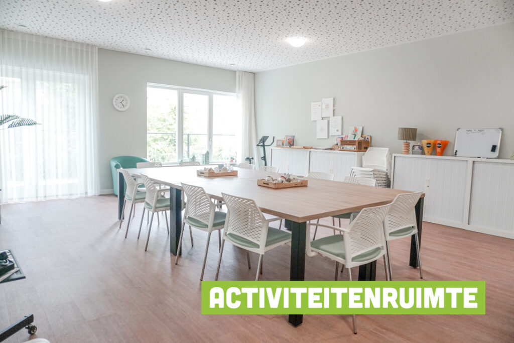 Een foto van de gezellige en knusse inrichting van Het Haringvliethuis waar mensen met dementie kleinschalig wonen, anders dan in een verzorgingshuis