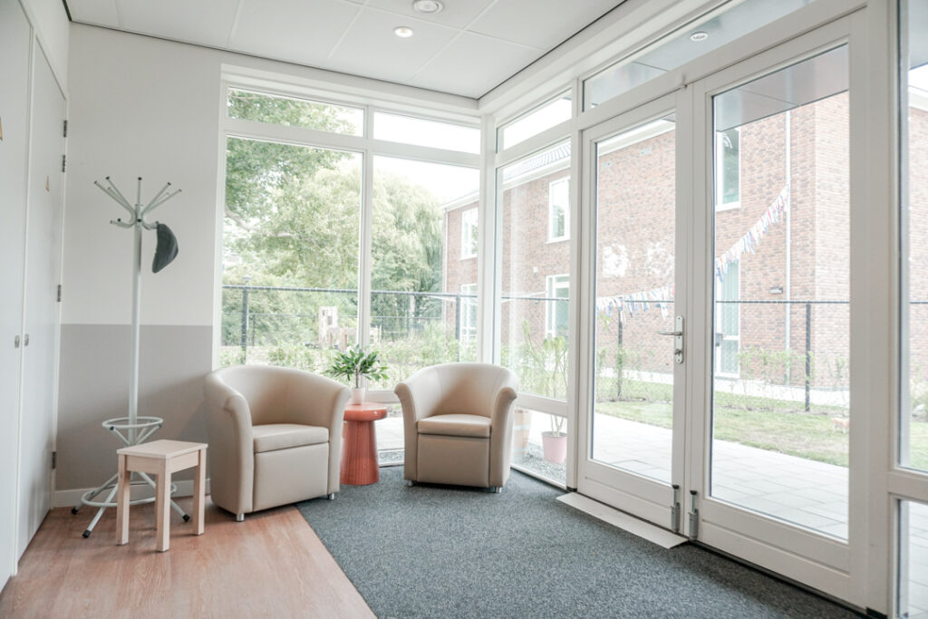 Een foto van de gezellige en knusse inrichting van Het Haringvliethuis waar mensen met dementie kleinschalig wonen, anders dan in een verzorgingshuis