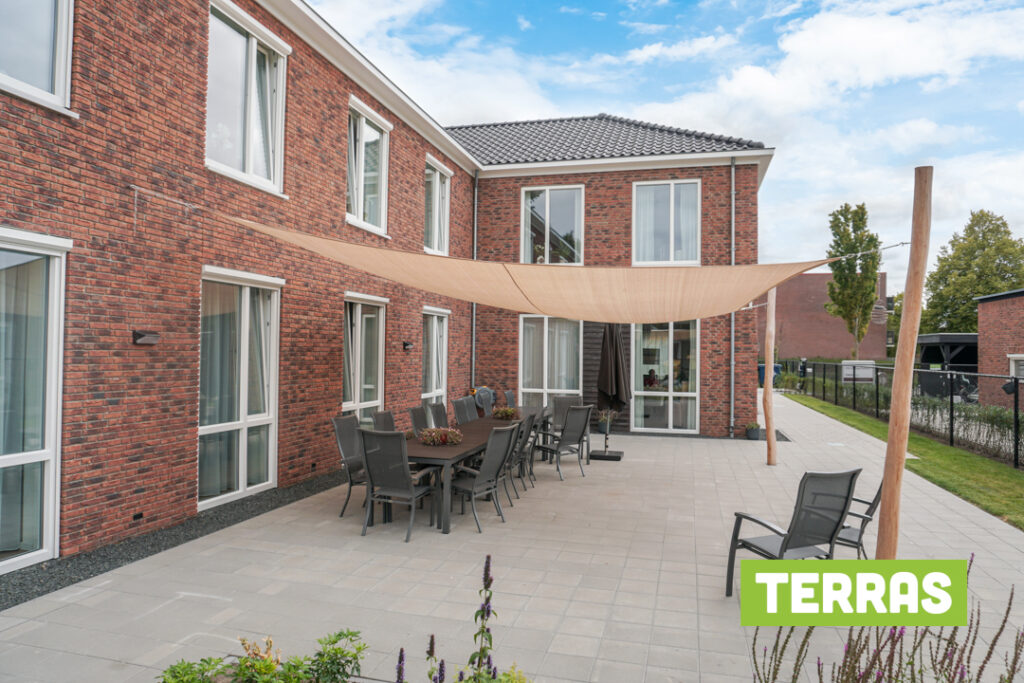 Sfeerimpressie van het terras bij Het Haavenhuis, voor mensen met dementie