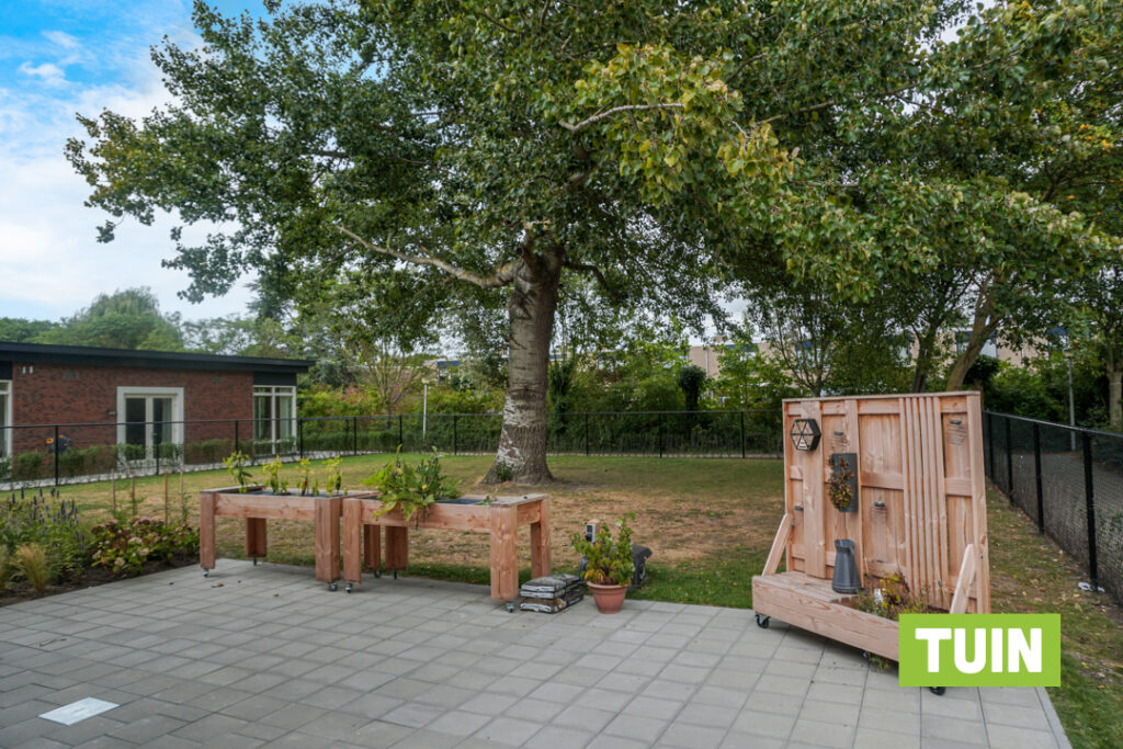 Sfeerimpressie van een gedeelte van de tuin van Het Haavenhuis, voor mensen met dementie