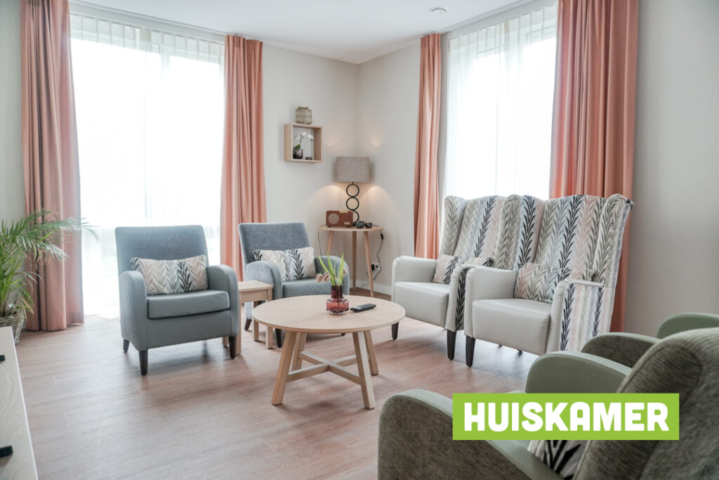 Een foto van de gezellige en knusse inrichting van Het Haavenhuis waar mensen met dementie kleinschalig wonen, anders dan in een verzorgingshuis