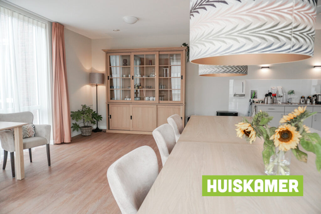 Een foto van de gezellige en knusse inrichting van Het Haavenhuis waar mensen met dementie kleinschalig wonen, anders dan in een verzorgingshuis