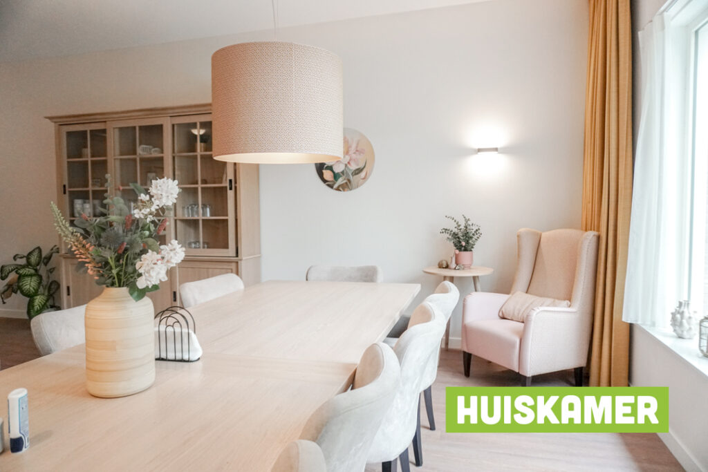 Een foto van de gezellige en knusse inrichting van Het Haringvliethuis waar mensen met dementie kleinschalig wonen, anders dan in een verzorgingshuis