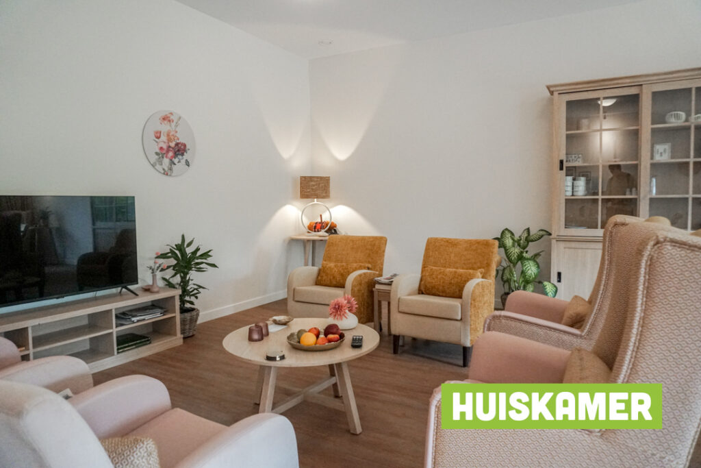 Een foto van de gezellige en knusse inrichting van Het Haringvliethuis waar mensen met dementie kleinschalig wonen, anders dan in een verzorgingshuis