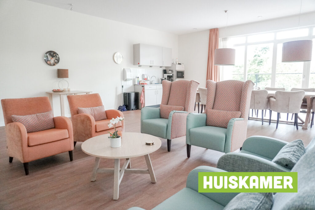 Een foto van de gezellige en knusse inrichting van Het Haringvliethuis waar mensen met dementie kleinschalig wonen, anders dan in een verzorgingshuis