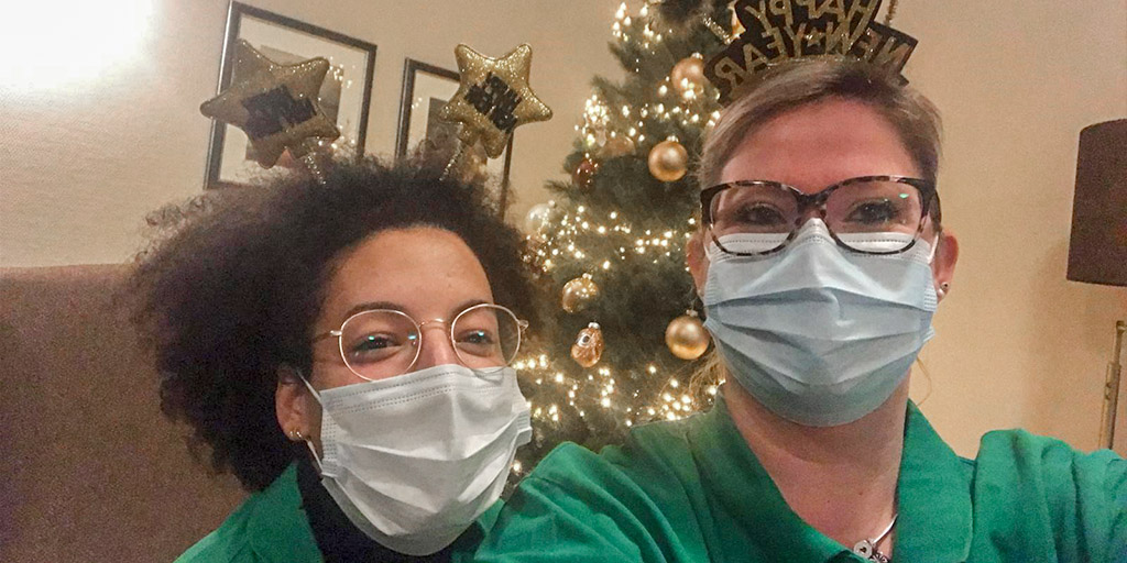 Kelly en haar collega Hannah maken een selfie tijdens kerst bij Dagelijks Leven