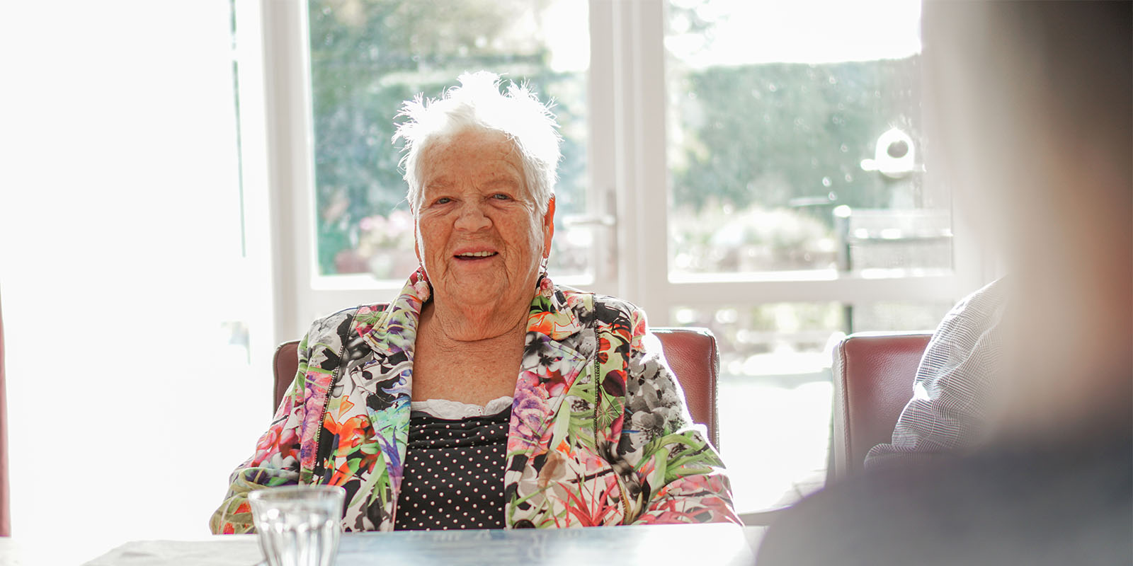 Een mevrouw met dementie geniet van de zorg van een verpleegkundige bij Dagelijks Leven