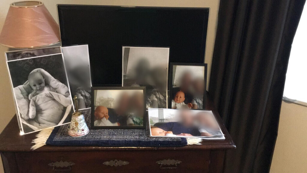 familiefoto's met een babypop op het kastje in de kamer van een mevrouw met dementie bij Dagelijks Leven
