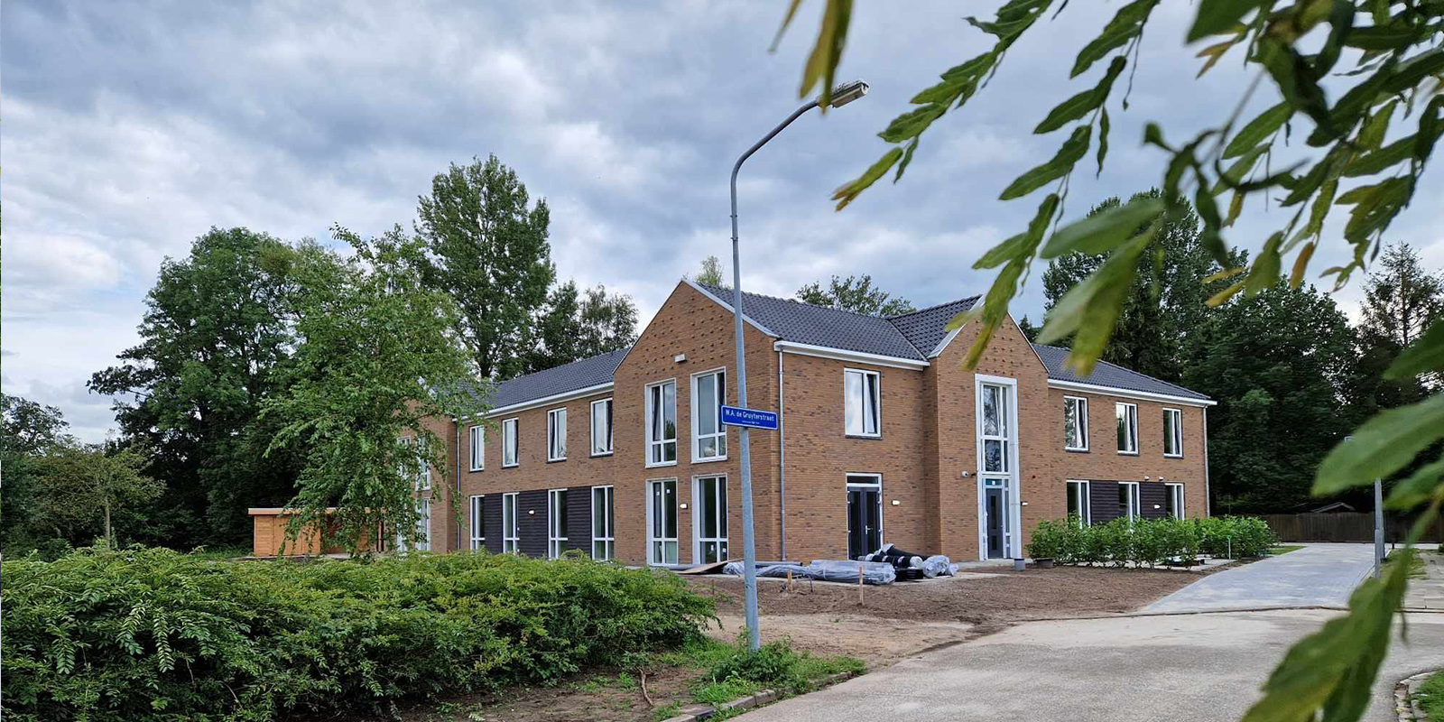 Buitenkant van Het Looleehuis, zorglocatie voor mensen met dementie in Almelo.