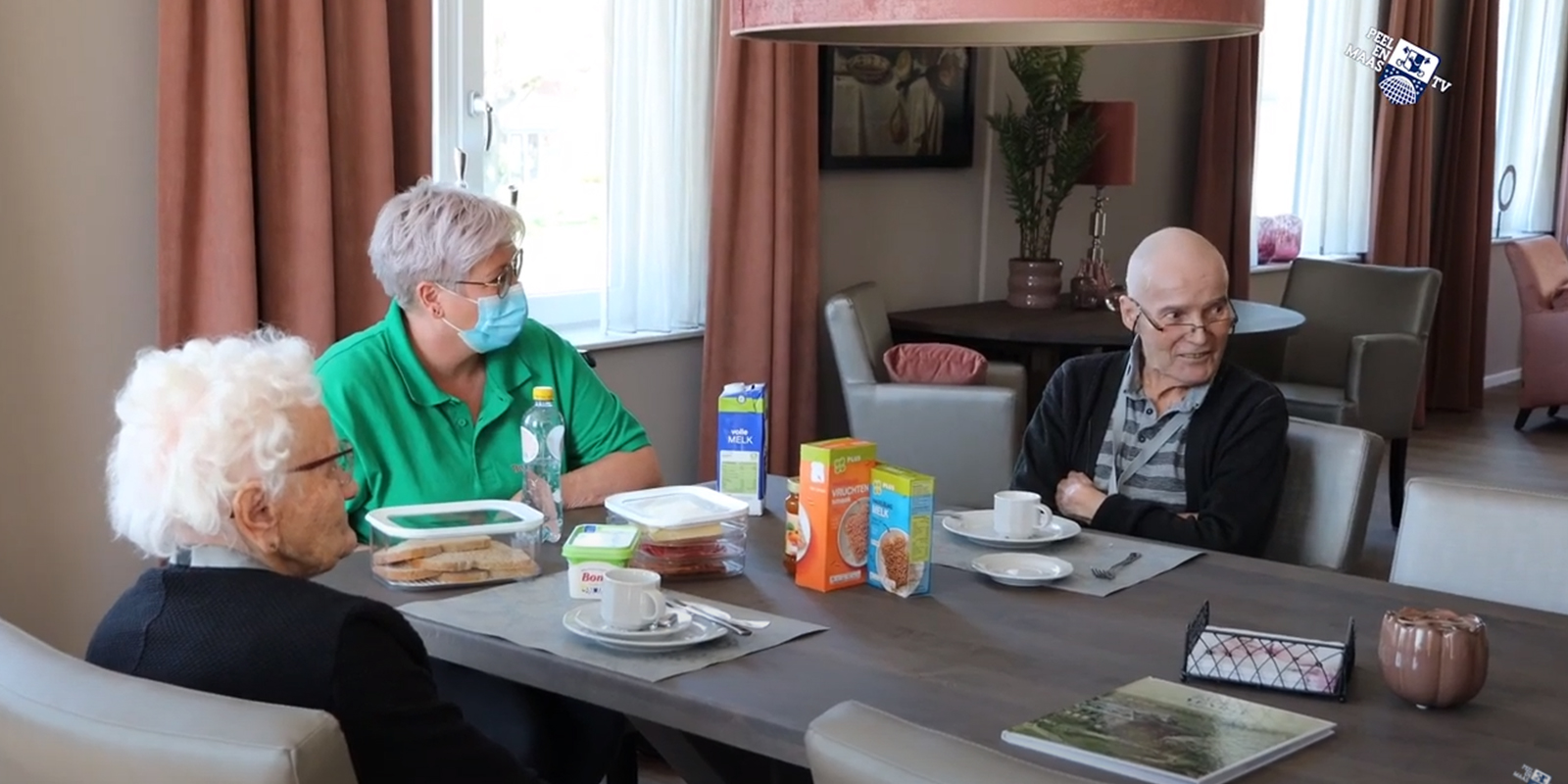 De eerste bewoners van Het Rooyhuis in Venray genieten samen met een zorgmedewerker van Dagelijks Leven van de lunch aan tafel