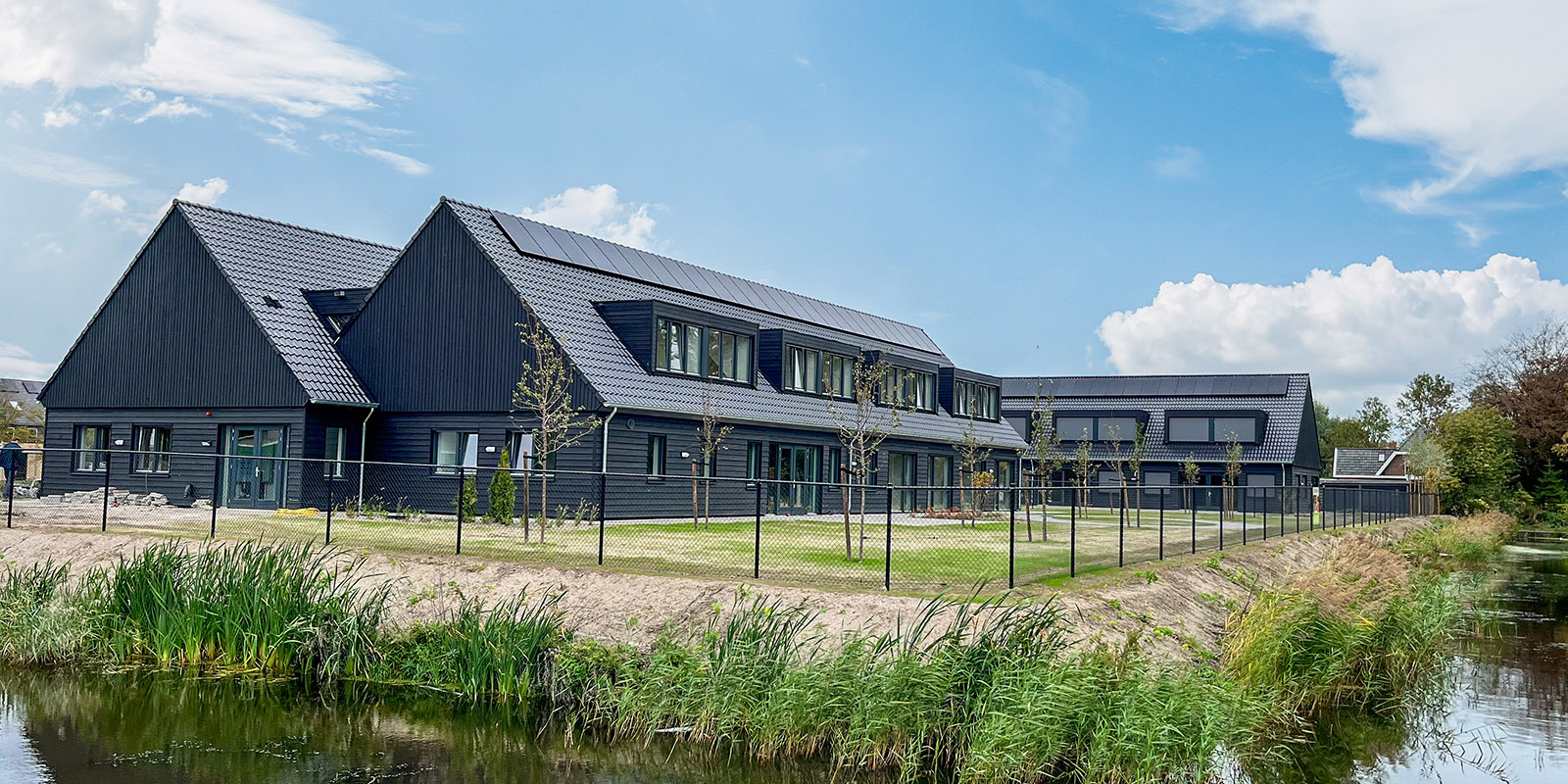 Bewoner met dementie geniet van een rustige ochtend in zijn eigen studio in Het Huygenwaerthuis in Heerhugowaard.