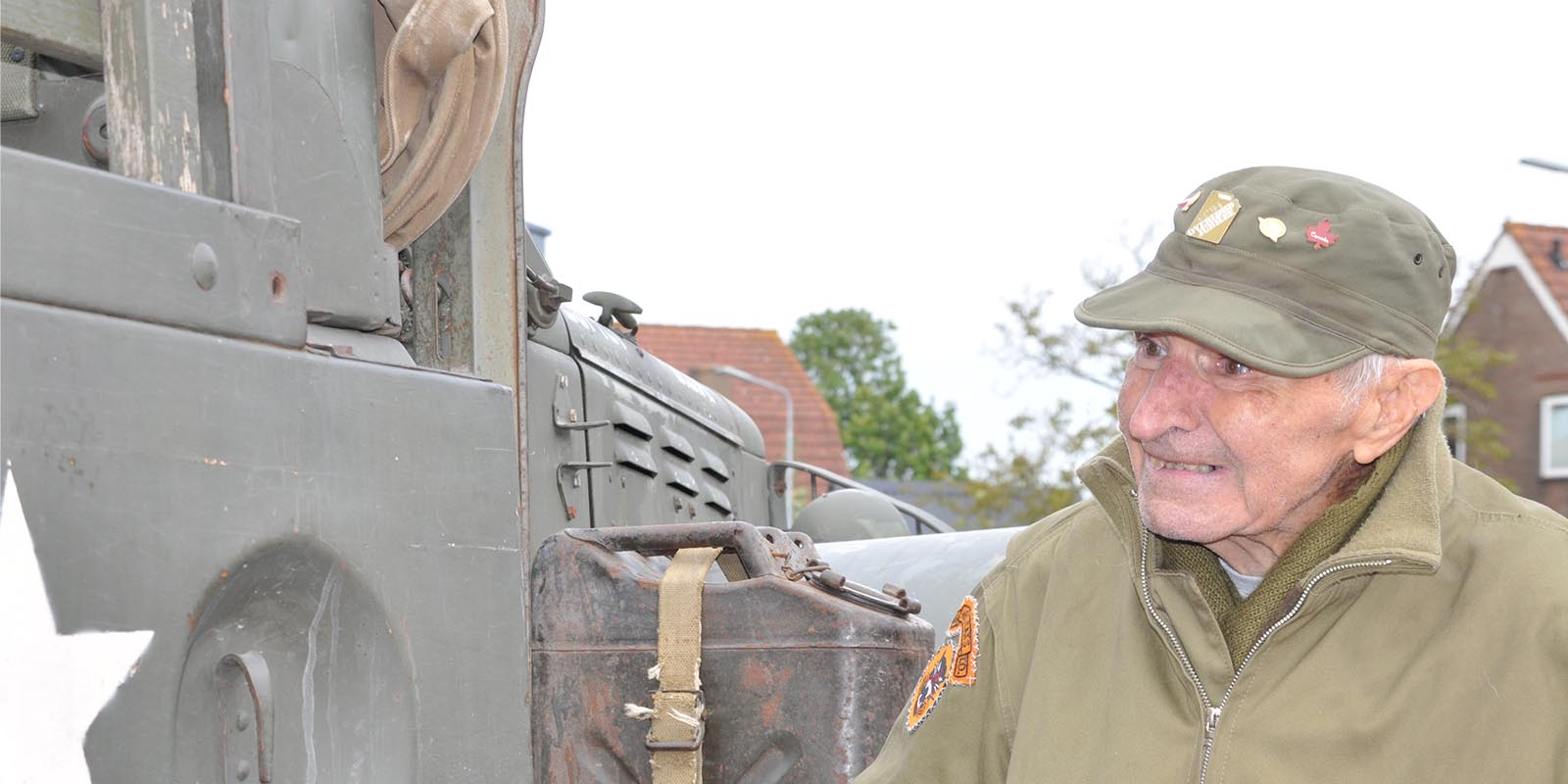 Een bewoner met dementie van Het Hyacintenhuis in Vlissingen wilde graag nog een keer toeren in een legervoertuig. Deze wens ging in vervulling. Samen met zijn zoon toerde hij over de Boulevard en door de duinen.