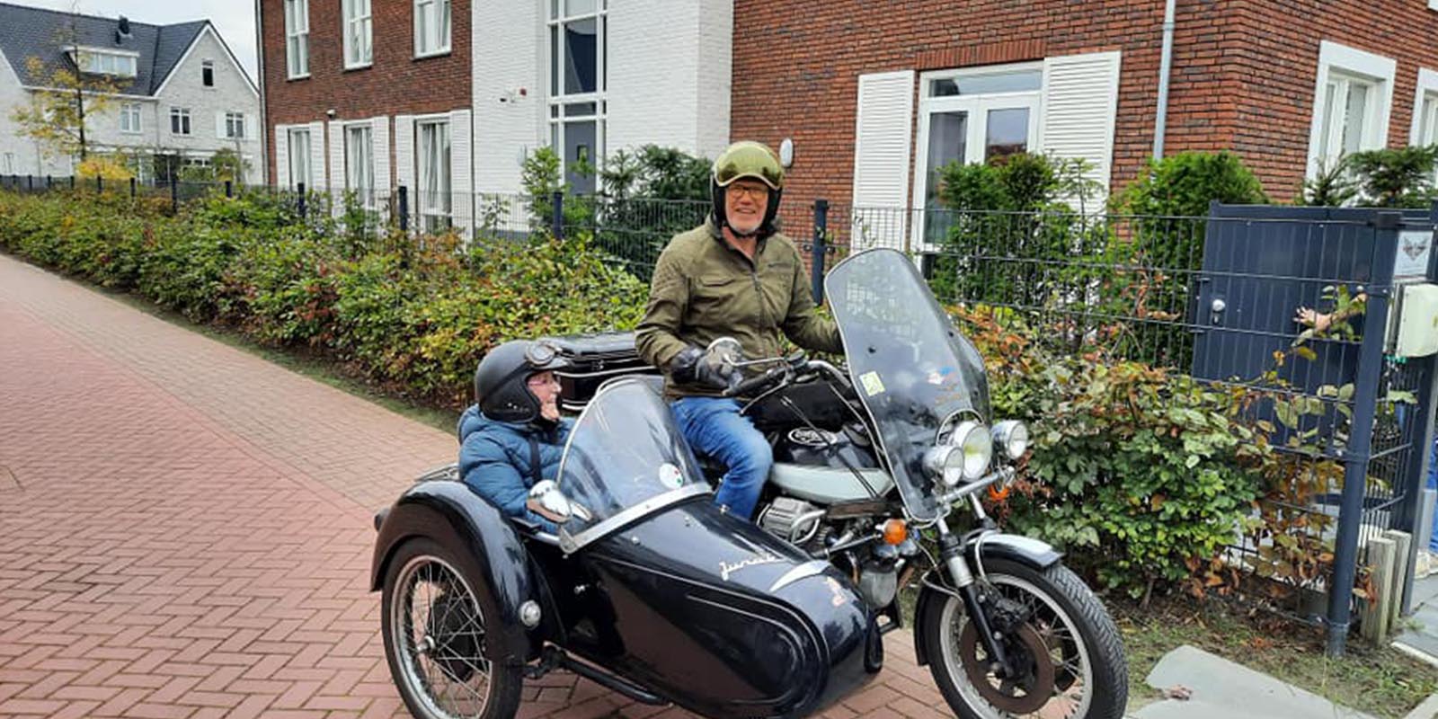 Een bewoonster met dementie van Het Merwedehuis in Sleeuwijk ziet haar hartenwens in vervulling gaan: een ritje op de motor. Ze zit in het zijspan.
