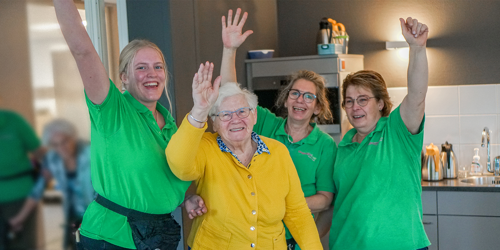 Blije medewerkers van Dagelijks Leven met een bewoonster met dementie: we staan weer in de top 10 beste verpleeghuiszorgorganisaties van Nederland!