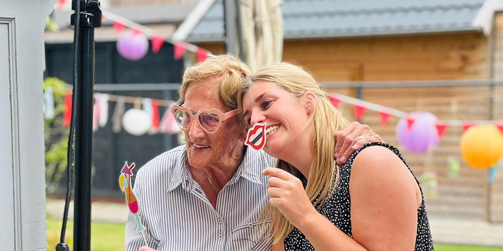 Een bewoonster met dementie samen met een medewerker van Het Prins Hendrikhuis, zorglocatie voor mensen met dementie in Winterswijk. Het huis, onderdeel van Dagelijks Leven, vierde het vijfjarig bestaan.