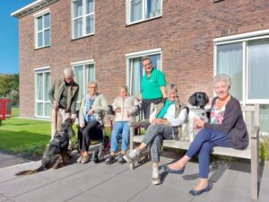 De bewoners van Het Toorenhuis in Middelburg met de honden van Stichting Djodjo.