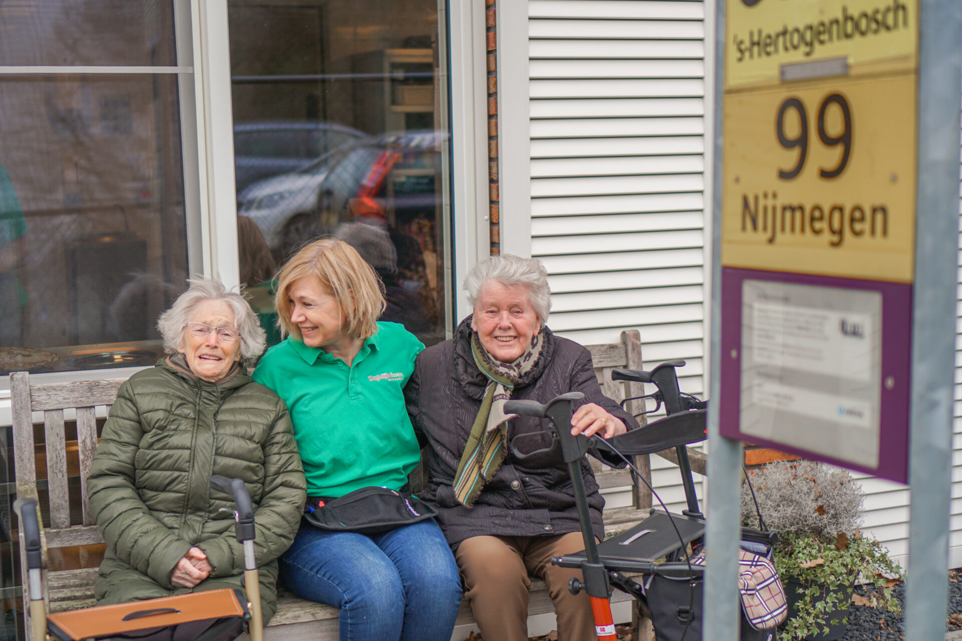 Medewerker zit samen met twee bewoners in de tuin van de woonzorglocatie voor mensen met dementie in Tilburg