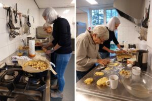 Een bewoonster met dementie samen met haar dochter in de keuken. Ze bakken een appeltaart. Net als vroeger. 
