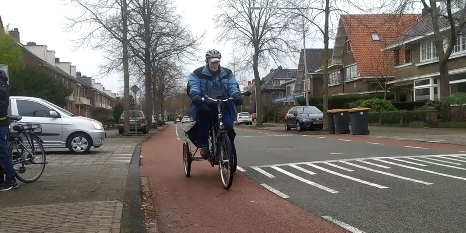 De 90-jarige Peter op zijn driewieler op de heenweg naar Het Socrateshuis in Apeldoorn, waar zijn vrouw vanwege dementie woont. Zeventien kilometer heen en zeventien kilometer terug, en dat elke dag.