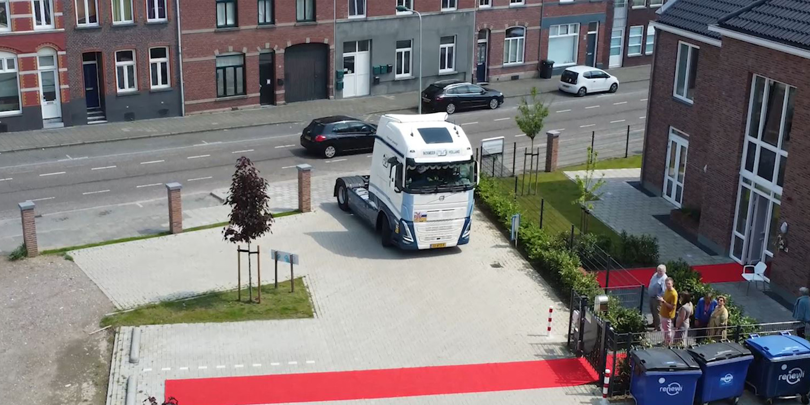 De hartenwens van een bewoner van Het Ruremundehuis in Roermond, kleinschalige zorglocatie voor mensen met dementie, ging in vervulling: een dagje mee op de vrachtwagen. De rit van de oud-vrachtwagenchauffeur is gefilms met een drone. Op dit beeld zien we de vrachtwagen aankomen bij Het Ruremundehuis.