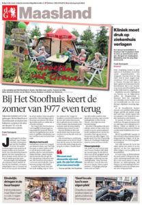 Krantenartikel over de camping in de tuin van Het Stoofhuis in Grave. 